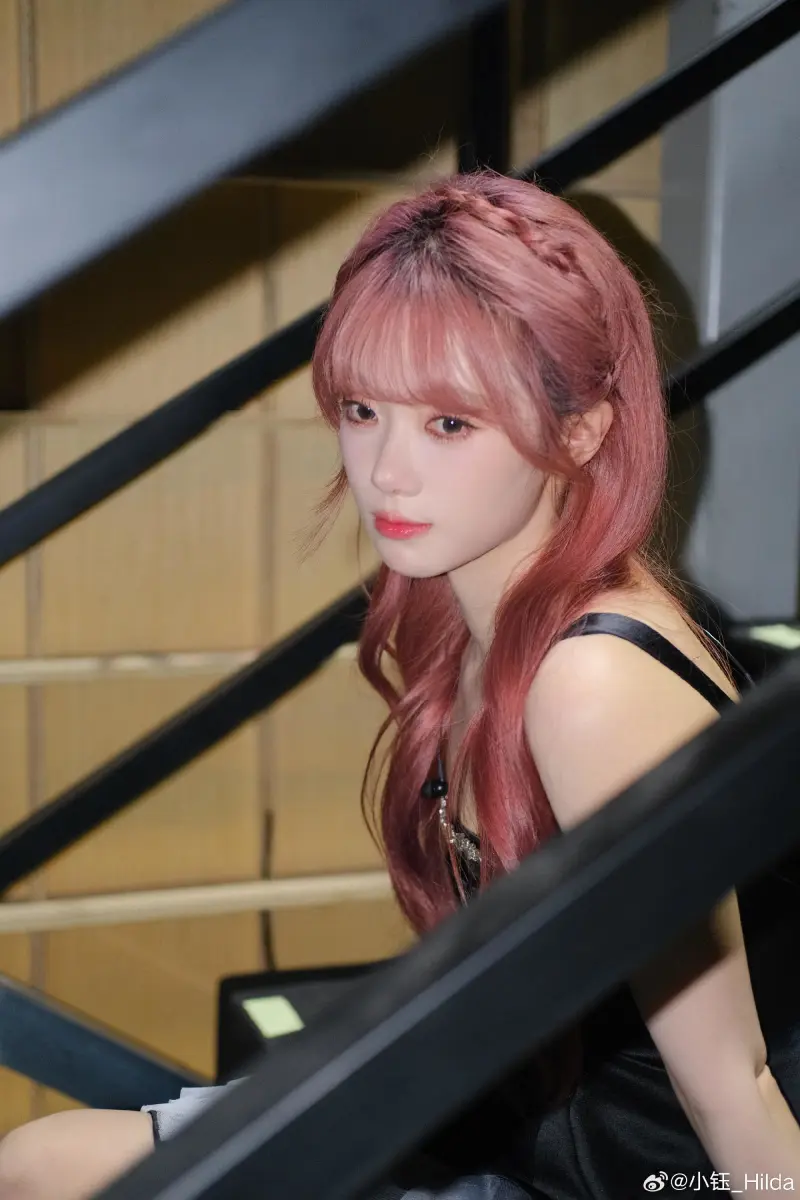 开云体育app下载-主持小钰晒照：补点图图反思一下，每天都爱大家！