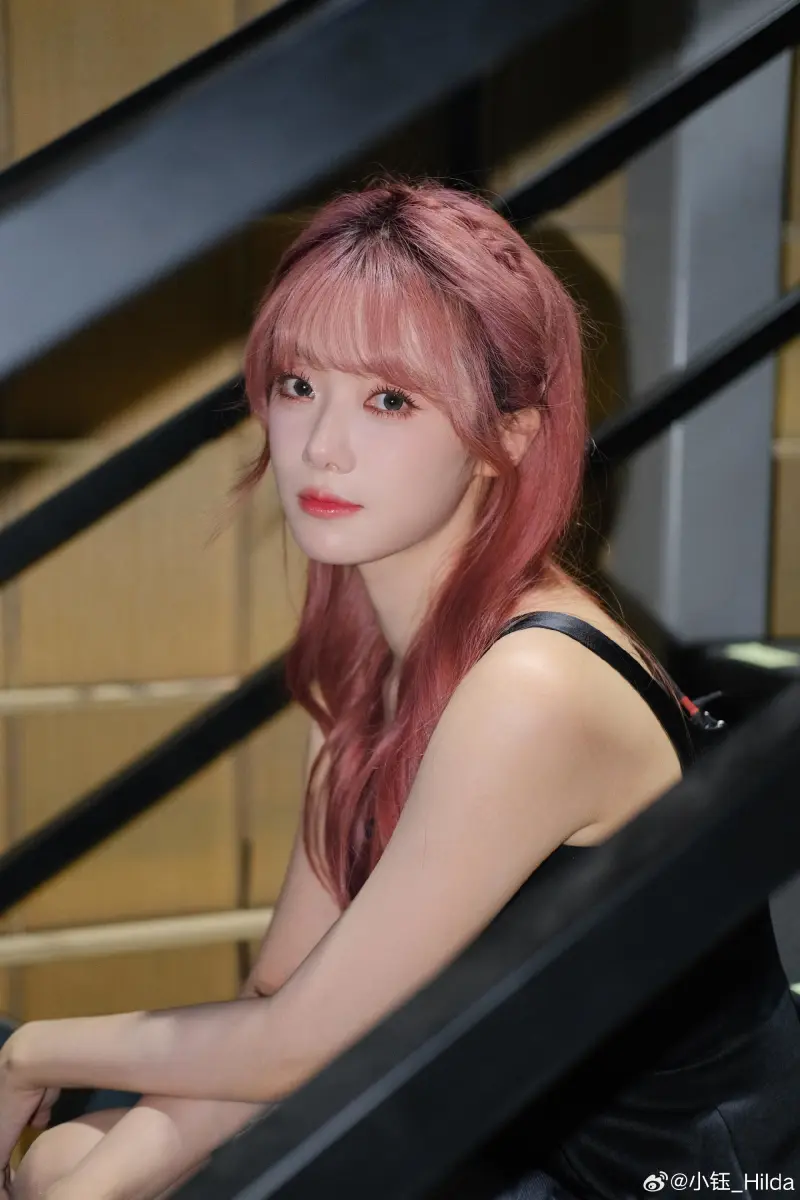 开云体育app下载-主持小钰晒照：补点图图反思一下，每天都爱大家！