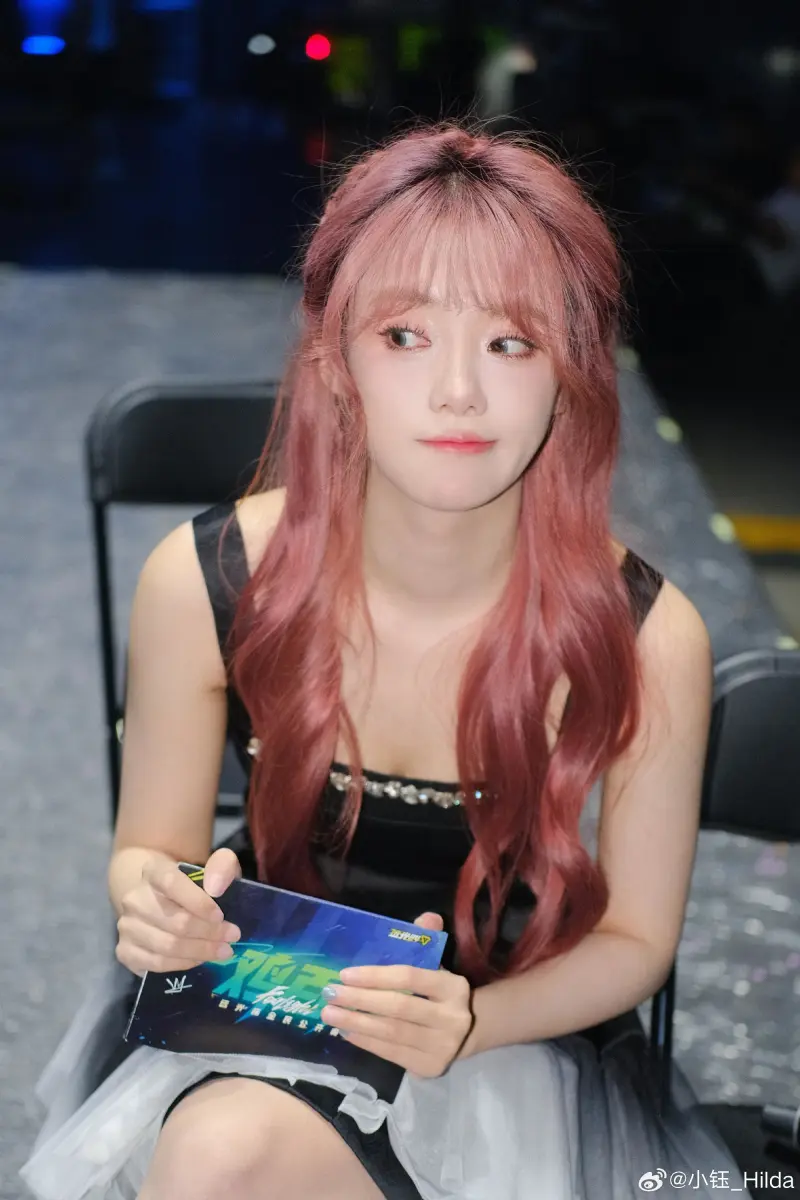 开云体育app下载-主持小钰晒照：补点图图反思一下，每天都爱大家！