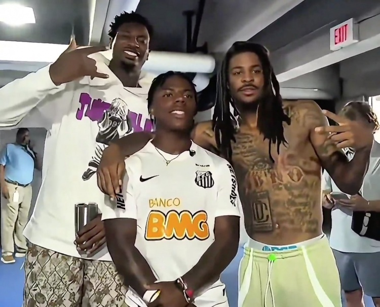 谁更像粉丝?甲亢哥偶遇莫兰特&小贾伦 用的还是三折叠