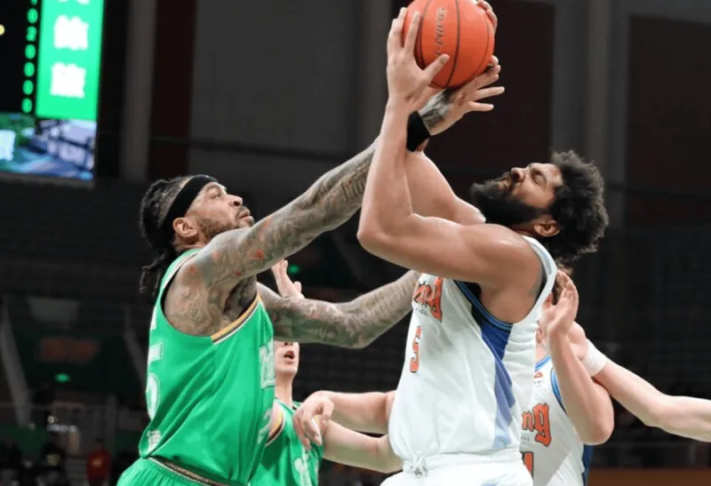 劳森全场9中2,三分3中0得到4分7篮板6助攻2抢断