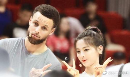 NBA女球迷有多疯狂?阿杜被熊抱,库里被撩,看到科比我服了!|奥尼尔|科比·布莱恩特|斯蒂芬·库里|凯文·杜兰特|科比-布莱恩特_新浪体育_新浪新闻