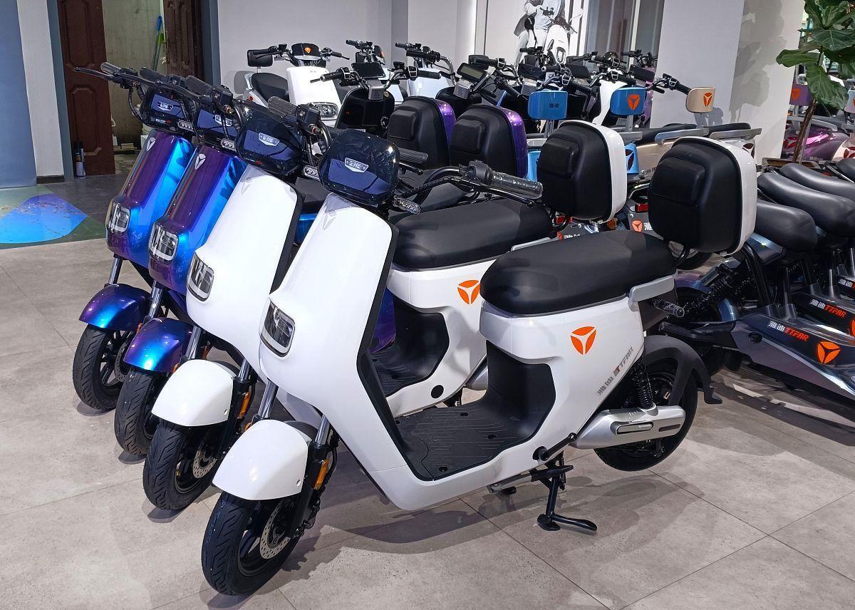 新国标电动车翻车！能载人有后视镜却卖不动，车主：我要买旧车！