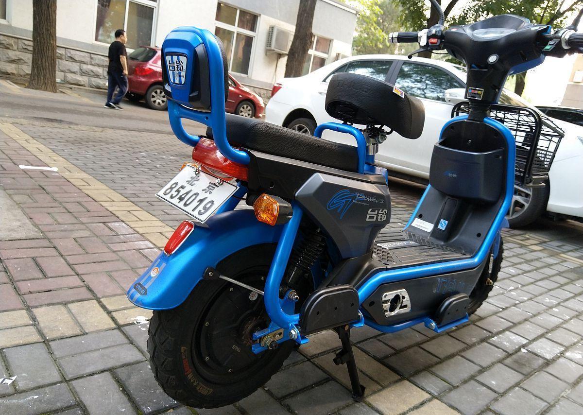 新国标电动车翻车！能载人有后视镜却卖不动，车主：我要买旧车！